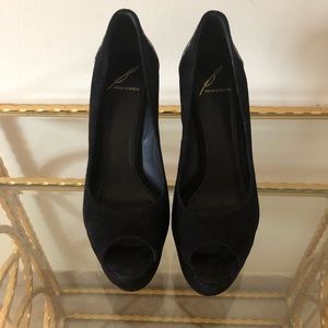 Brian Atwood Pump in suede.